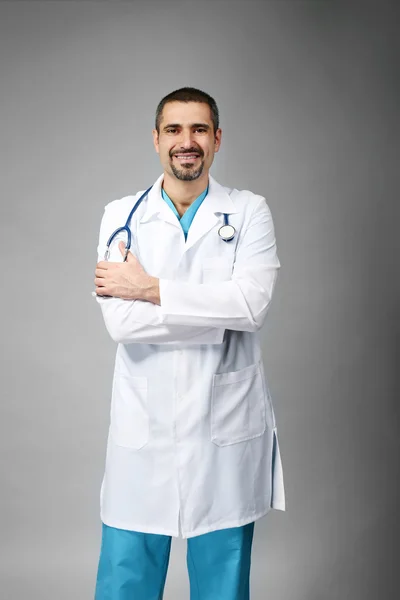 Dokter dengan latar belakang abu-abu — Stok Foto