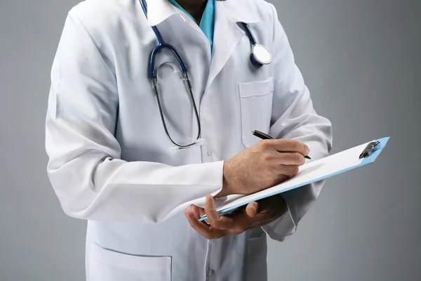 Médico segurando placa de prescrição — Fotografia de Stock