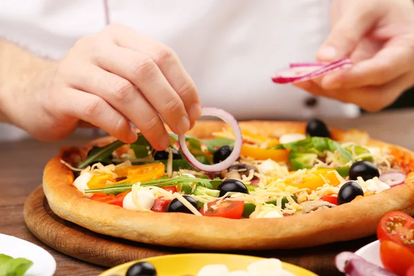 Cozinhe fazendo deliciosa pizza no restaurante, close-up — Fotografia de Stock