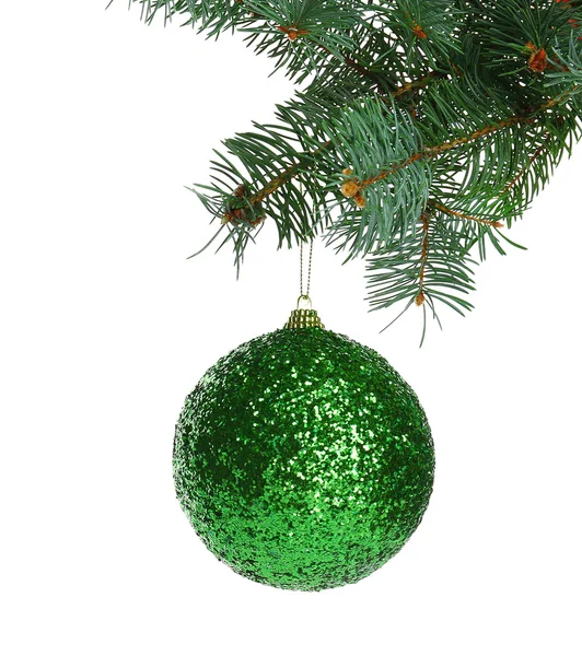 Boule verte de Noël sur une branche de sapin, isolée sur blanc — Photo