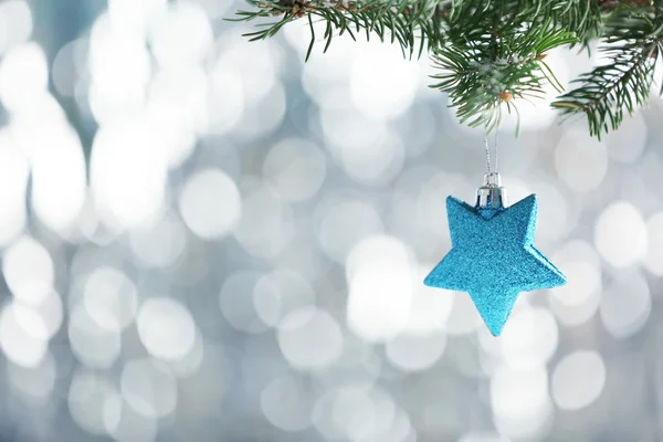 Jul leksaker på en gran gren och glitter bakgrund — Stockfoto