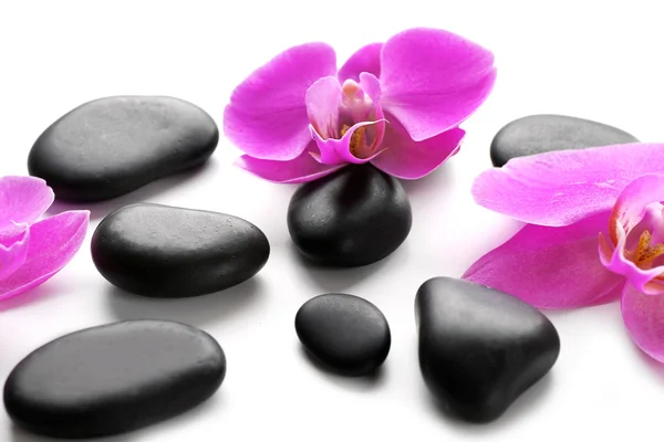 Piedras de spa negro y orquídeas —  Fotos de Stock