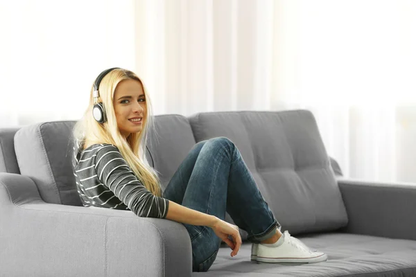 Kobieta siedzi i słuchania muzyki — Zdjęcie stockowe