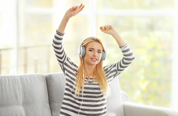 Frau hört Musik — Stockfoto