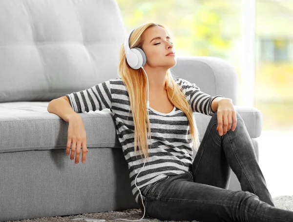 Jeune femme écoutant de la musique — Photo