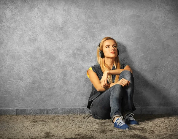 Jonge vrouw luisteren naar muziek — Stockfoto