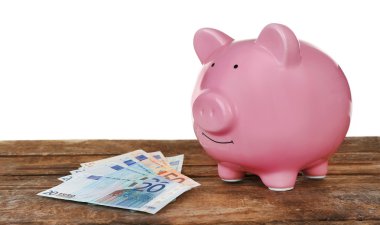 Banknotları olan bir kumbara.