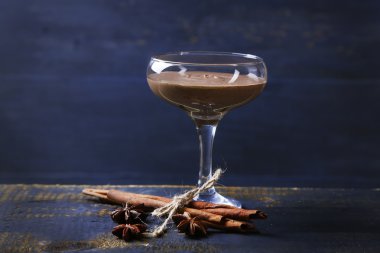 Cam renk ahşap arka plan üzerinde çikolata tatlı