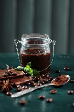 Cam renk ahşap arka plan üzerinde çikolata tatlı