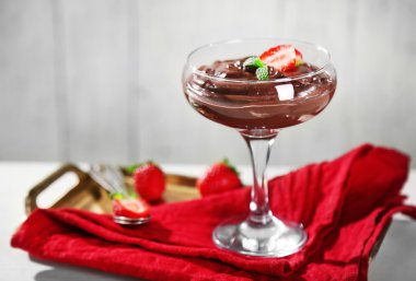 Çikolata mousse ahşap arka plan üzerinde taze çilek ile