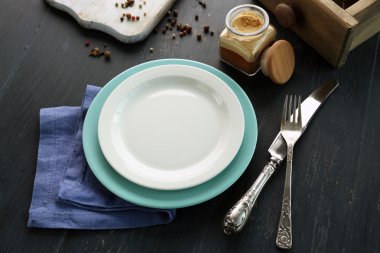 Koyu ahşap arka plan günü kahvaltıda servis mutfak eşyaları