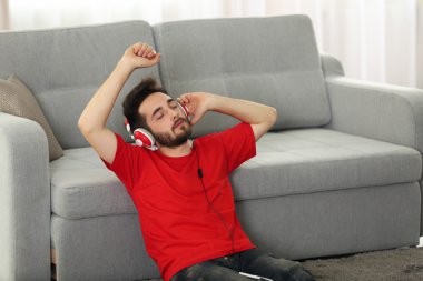 Yakışıklı adam kulaklık ile müzik dinler 