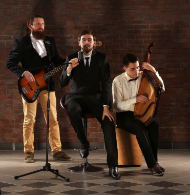 Adam'ın müzikal grup üzerinde tuğla duvar arka plan stüdyo
