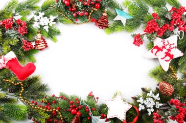 Beyaz arkaplanda süslü Noel çelengi