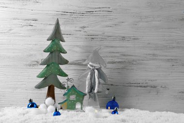 İki çam ağaçları, ev, mumlar ve baubles ahşap arka plan, Natürmort üzerinden karda