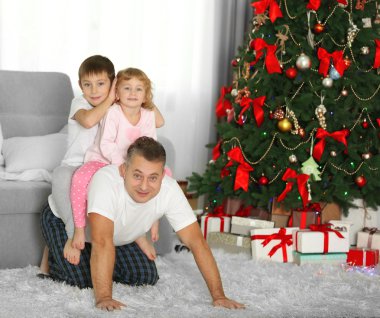 Baba 'nın kızı ve oğlu. 