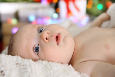 Sıcak battaniye üzerinde şirin çıplak bebek yakın çekim