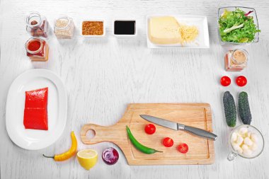 Mutfak gereçleri ve masada açık renkli salataya için malzemeler