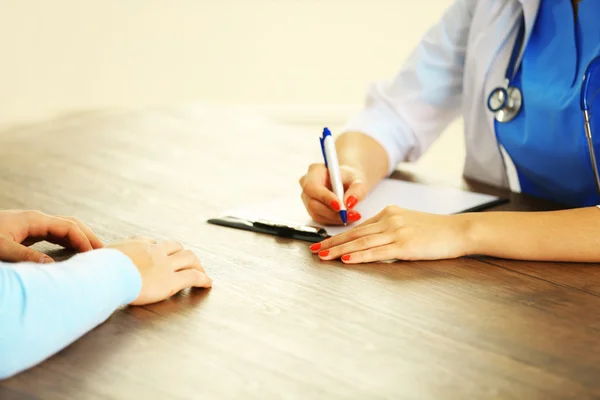 Médico visitante do doente — Fotografia de Stock