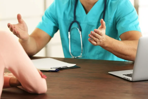Medico parlando con il paziente maschio — Foto Stock