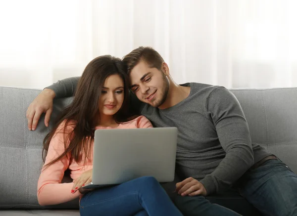 Casal feliz jovem usando laptop — Fotografia de Stock