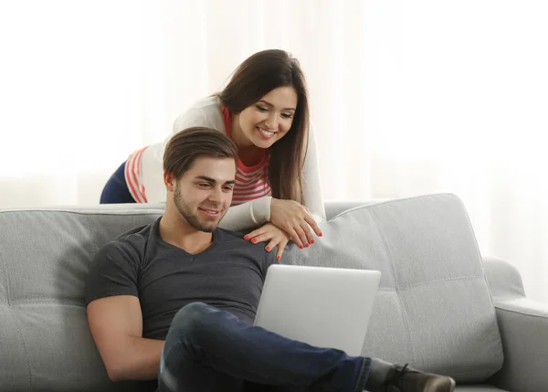 Jonge gelukkige paar met behulp van laptop — Stockfoto