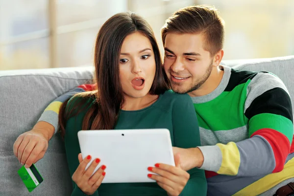 Lyckliga par med kreditkort — Stockfoto