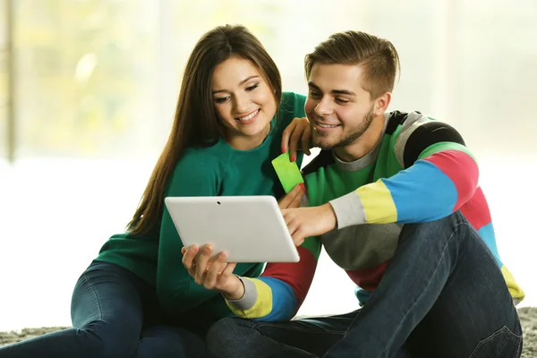 Casal feliz usando cartão de crédito — Fotografia de Stock