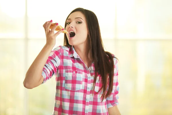 Bella ragazza mangiare gustosa pizza — Foto Stock