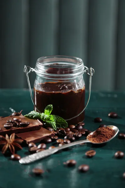 Schokoladendessert in Glas auf farbigem Holzhintergrund — Stockfoto
