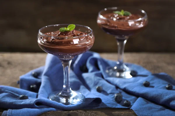 Schokoladendessert in Gläsern auf Holzgrund — Stockfoto