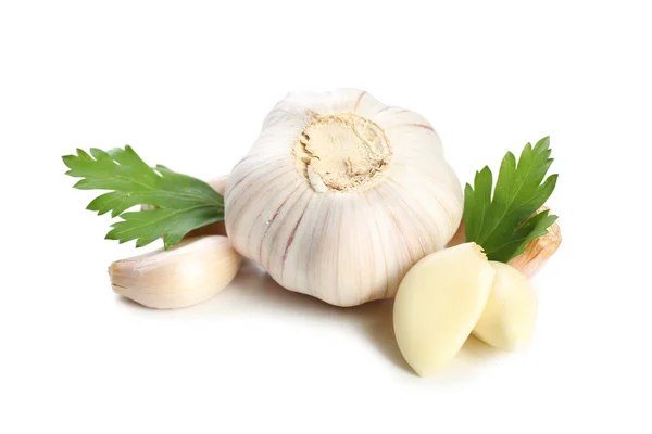 Knoblauch mit Blättern Petersilie isoliert auf weiß — Stockfoto