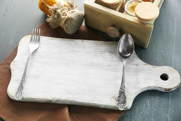 Спеції та посуд на дерев'яному фоні — стокове фото
