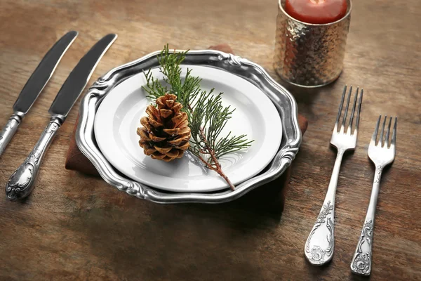 Sada nádobí podávané na tabulku pro vánoční večeři — Stock fotografie