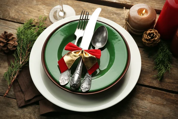 Set de platos servido en la mesa para la cena de Navidad — Foto de Stock