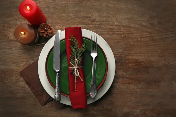 Teller-Set auf dem Tisch zum Weihnachtsessen — Stockfoto