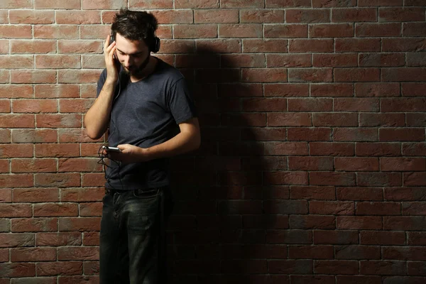 Joven escuchando música con auriculares — Foto de Stock