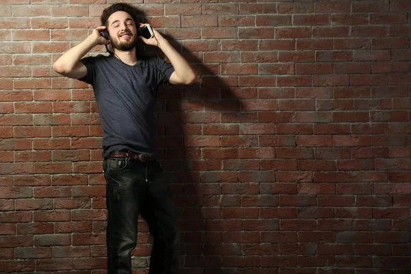 Joven escuchando música con auriculares — Foto de Stock