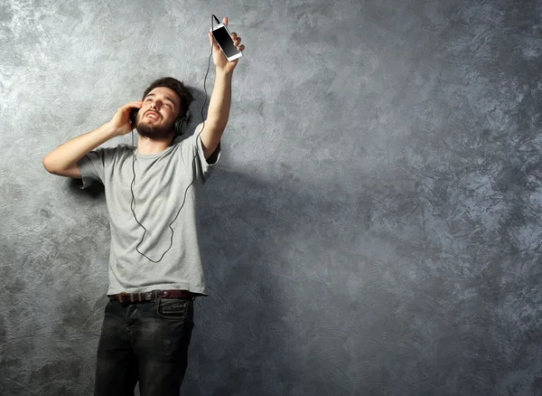 Joven barbudo escuchando música — Foto de Stock