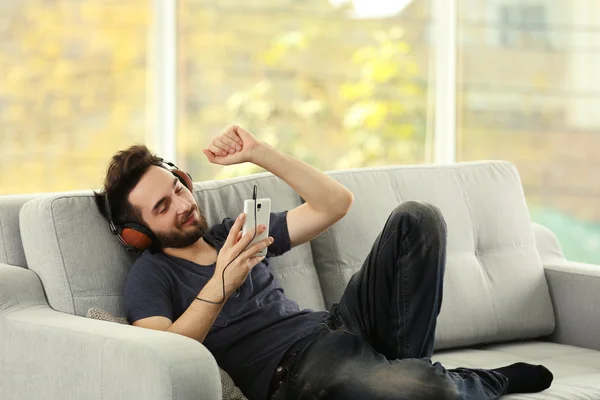 Человек слушает музыку с наушниками — стоковое фото