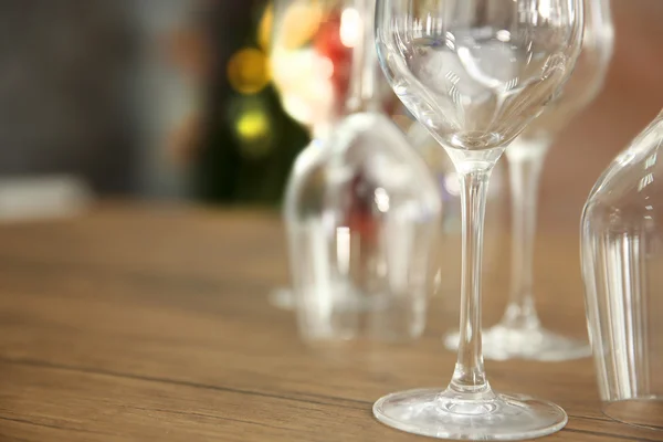 Construção de copos de vinho vazios na mesa de madeira contra fundo desfocado — Fotografia de Stock
