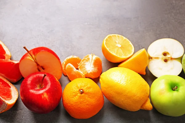 Frutas sobre fondo gris — Foto de Stock