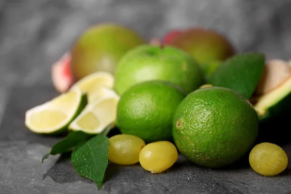 Frukt på ett bord — Stockfoto