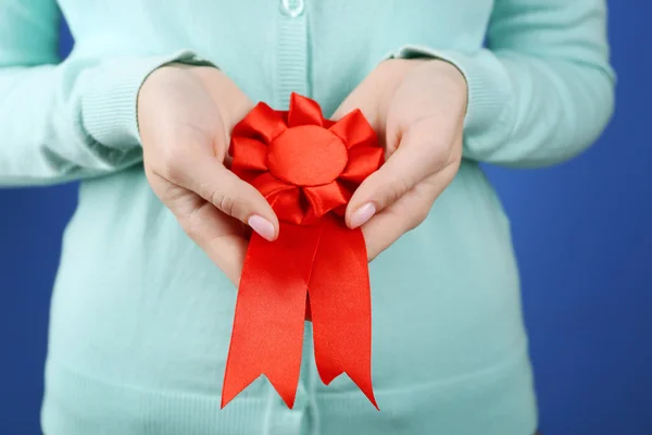 Mulher com fita premiada — Fotografia de Stock