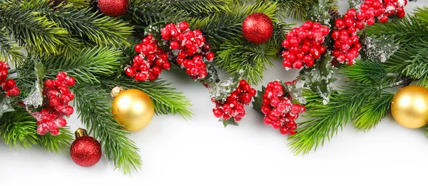 Ramo dell'albero di Natale con bacche rosse e decorazioni su sfondo bianco — Foto Stock