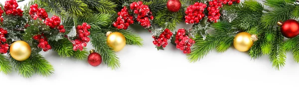 圣诞树枝的红色浆果和白色背景上的装饰品 — 图库照片