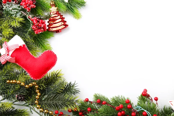 Weihnachtsbaumzweig mit roten Beeren und Dekorationen auf weißem Hintergrund — Stockfoto