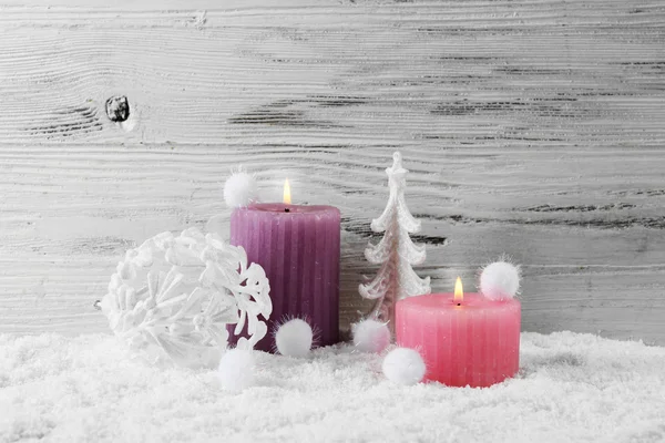 Dvě svíčky, jedle s sněhové koule sněhu nad dřevěnou pozadí, Zátiší — Stock fotografie