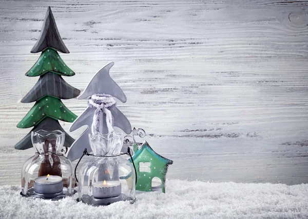 Jedle, svíčky a dům v sněhu nad dřevěnou pozadí, stále život — Stock fotografie