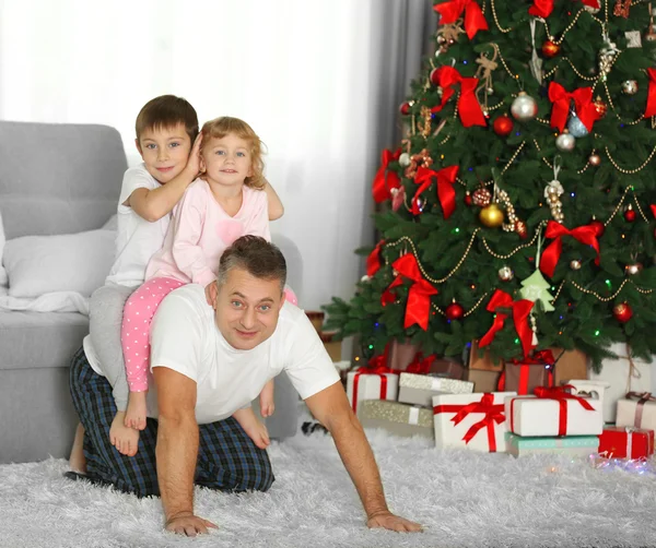 Padre con figlia e figlio — Foto Stock